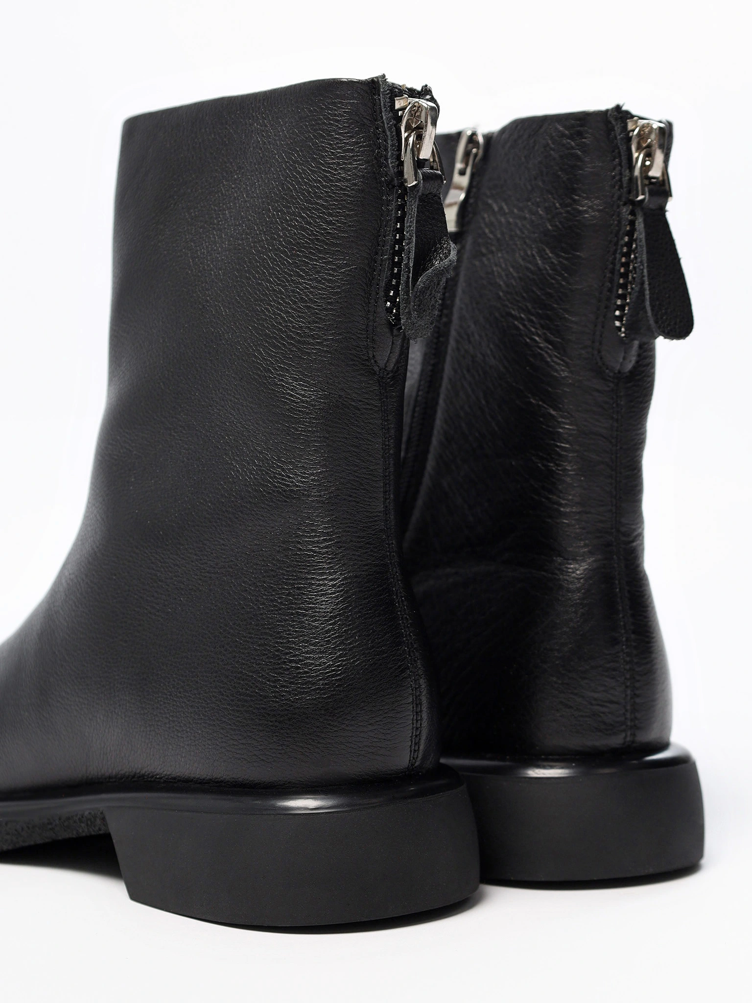 Ботинки черного цвета с декоративным замком сзади